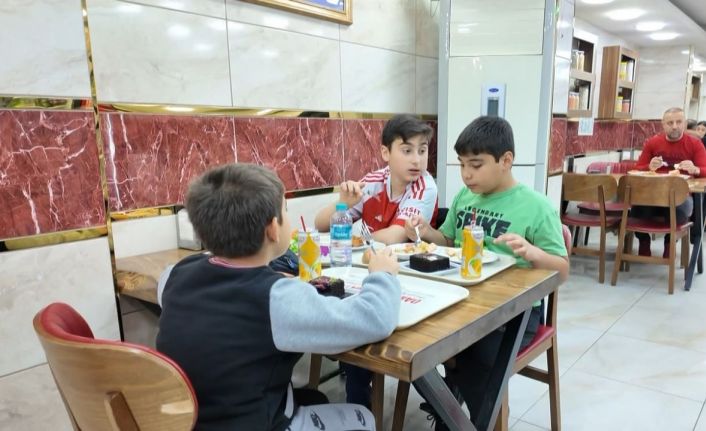 Avcılar’da bir esnaf 23 Nisan dolayısıyla çocuklara ücretsiz yemek ikram etti