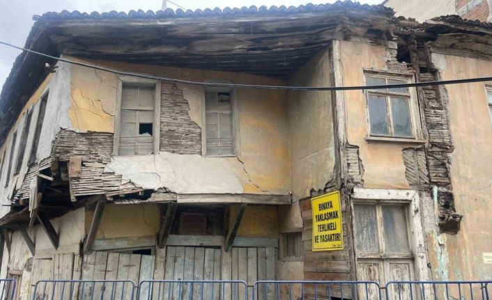Bafra’da çökme riski taşıyan yapılar için belediyenin daha ciddi önlemler alması istendi