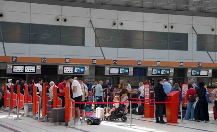 Bakan Uraloğlu: "Antalya Havalimanımızın yıllık yolcu kapasitesini 35 milyondan 82 milyona yükselttik"