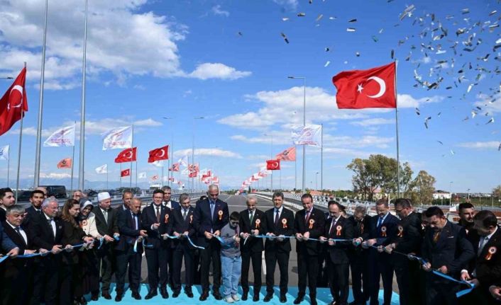 Bakan Uraloğlu: "Eskiden hemzemin kavşakta hizmet veren sinyalizasyon sistemini devre dışı bırakarak trafiğin dur-kalk yapmaksızın akışını sağladık"