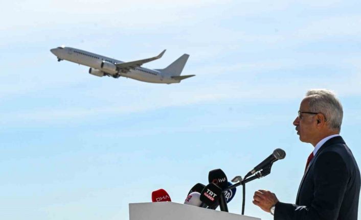 Bakan Uraloğlu: "Son 24 yılda havalimanlarımızın yıllık yolcu kapasitesini 55 milyondan 397,4 milyonun üzerine çıkardık"