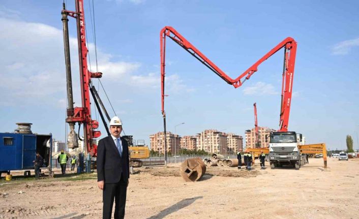 Başkan Altay: "Otogar kavşağında kara yolunu ve raylı sistemi üste alacak bir köprülü kavşak çalışması yürütüyoruz"