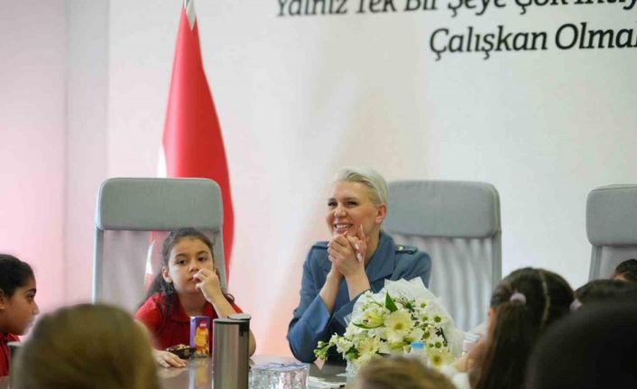 Başkan Subaşı’nı ziyaret eden minikler, belediyenin yürüttüğü çalışmalar hakkında bilgi aldı