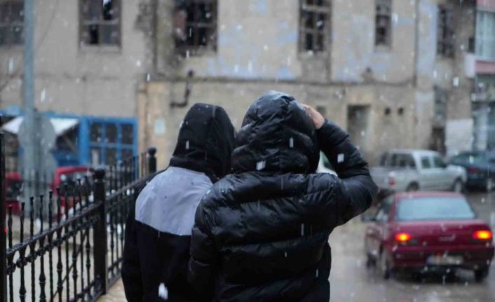 Bayburt kent merkezinde ve yüksek kesimlerde kar yağışı etkili oldu