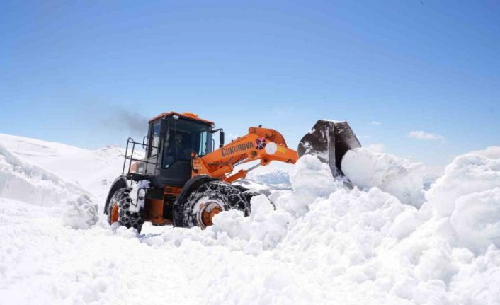 Bayburt’ta karla mücadele baharda da sürüyor: Soğanlı Geçidi’nde kıştan kalan karlar temizleniyor