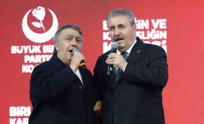 BBP Genel Başkanı Destici, Kocaeli’deki kongrede İsmail Türüt ile sahneye çıkıp türkü söyledi