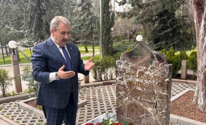BBP Genel Başkanı Destici: "Merhum Alparslan Türkeş’i vefatının 29’uncu sene-i devriyesinde kabri başında rahmetle yad ediyorum"