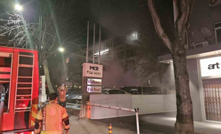 Beşiktaş’ta araç kiralama şirketinde çıkan yangında yaklaşık 100 milyon değerinde 15 araç alevlere teslim oldu