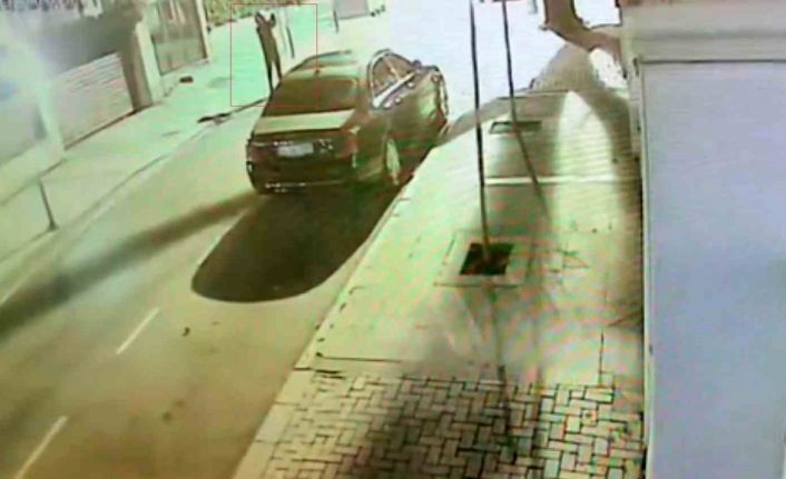 Beşiktaş’ta lüks araçların kundaklandığı ve villaya ateş açıldığı anlar güvenlik kamerasına yansıdı