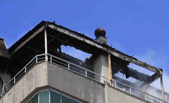 Binanın teras katında çıkan yangında yaşlı bina sakinleri, kapıları çalan kuryelerin yardımıyla tahliye edildi