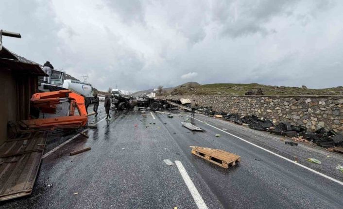 Bitlis’te iş makinesi ile tır çarpıştı: 1’i ağır 3 yaralı