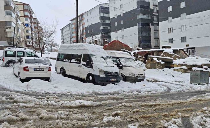 Bitlis’te kar yağışı nedeniyle 82 köy yolu ulaşıma kapandı