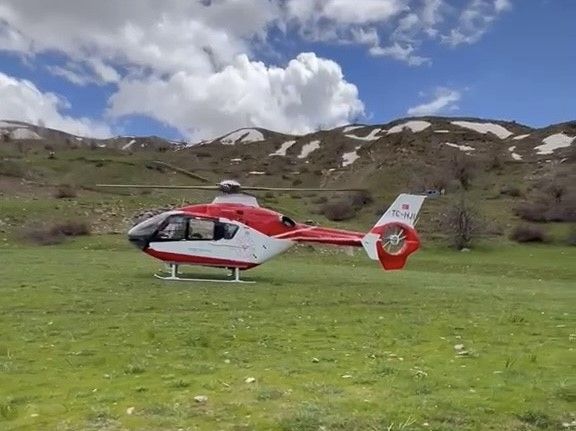 Bitlis’te kayalıklardan düşen genç için helikopter ambulans havalandı