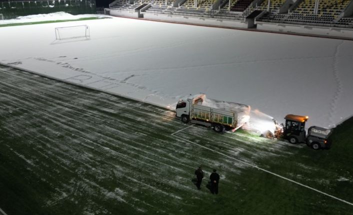 Bitlis’te maç öncesi sahada karla mücadele çalışması