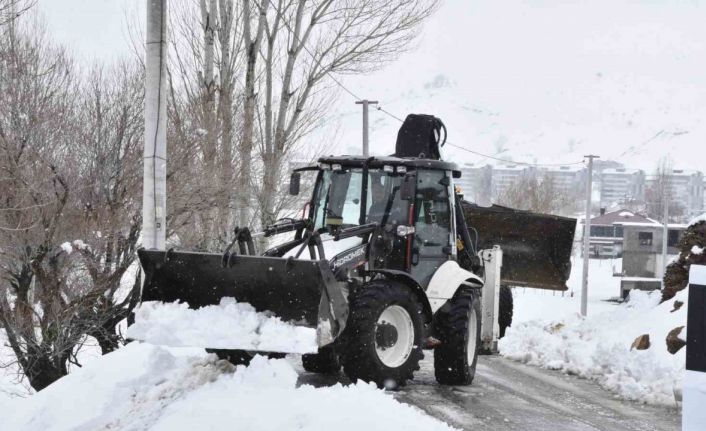 Bitlis’te Nisan ortasında kar mesaisi devam ediyor