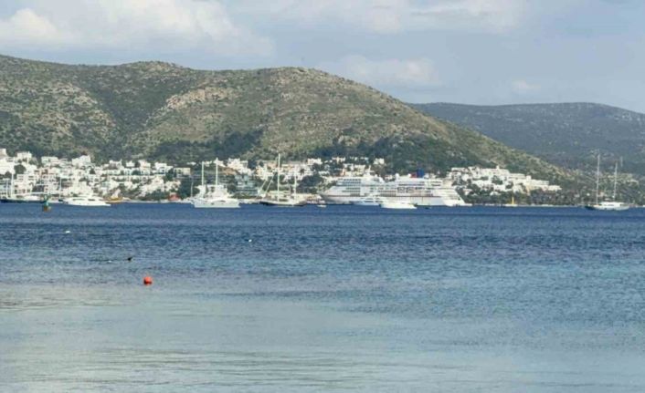 Bodrum Limanı’nda dev yolcu gemisi hareketliliği: 357 turist ilçeye ayak bastı