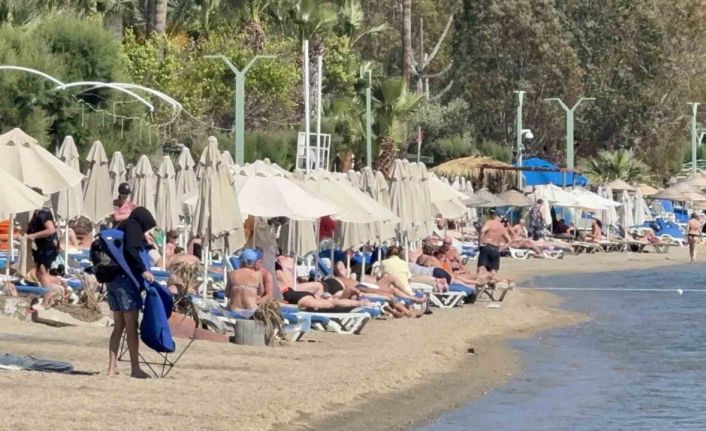 Bodrum’da yazdan kalma günler: Sahiller dolup taştı, kruvaziyerle 274 turist geldi