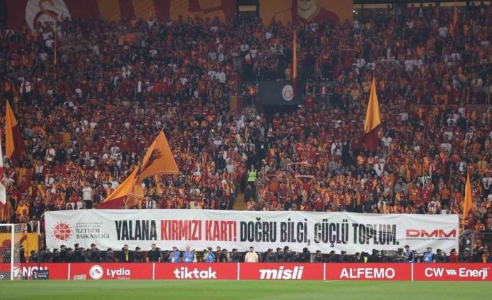 Burhanettin Duran: "Yeşil sahada açılan bu pankartlar, sadece slogan değil; dijital dünyadaki güvenliğimiz için birer mesaj"