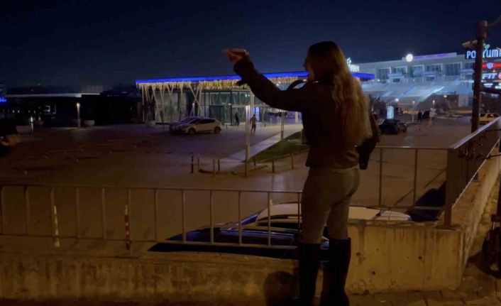 Bursa’da alkollü genç kızlar ortalığı karıştırdı, yol kenarında bekleyen sürücü ve aracına saldırdılar