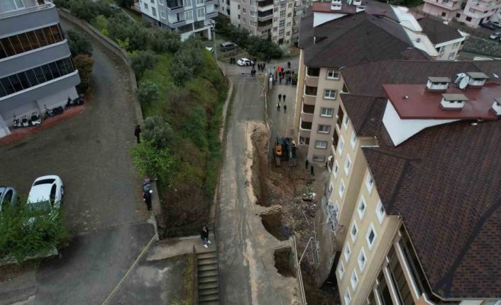 Bursa’da korkutan göçük havadan görüntülendi...Balkonlar yıkıldı, araçlar enkaz altında