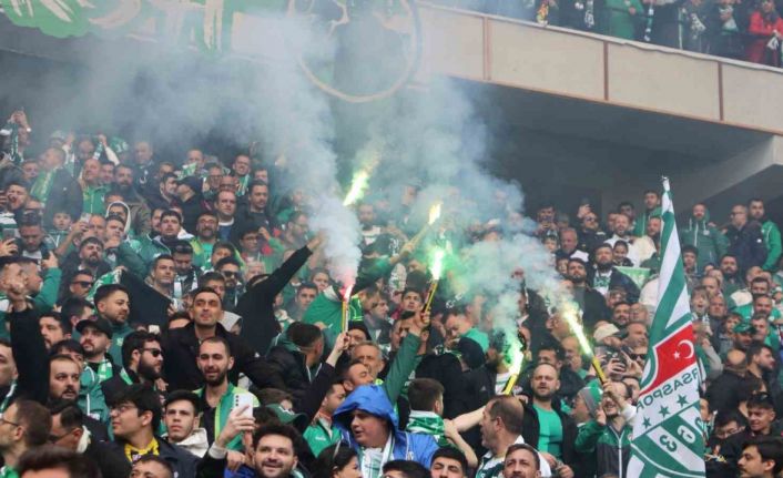 Bursaspor taraftarı Eskişehir tribünlerinde renkli görüntüler oluşturdu