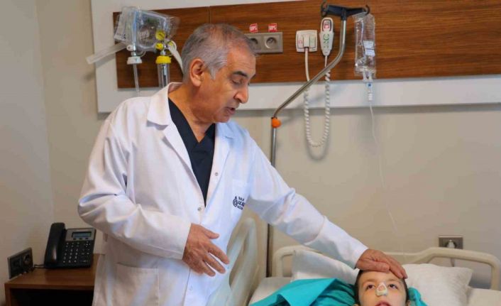 Burun tıkanıklığı ve işitme kaybı şikayetiyle gitti, ameliyatta dev bir polip çıkartıldı