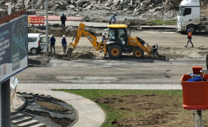 Büyükşehir’de pazar günü de durmak yok: Kartal Katlı Kavşağı’nda hummalı çalışma