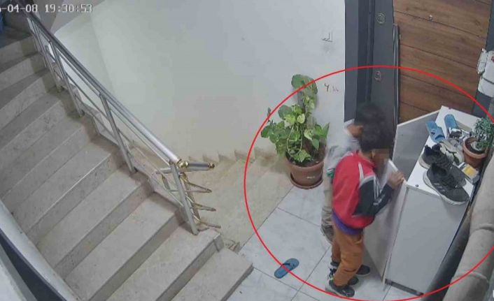 Çalınan ayakkabılarının peşine düşen adam, çocuk hırsızların evinde onlarca ayakkabıyla karşılaştı