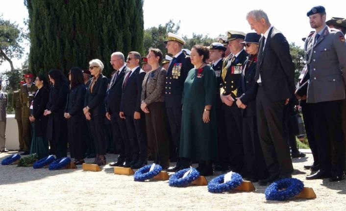 Çanakkale Kara Savaşları’nın yıl dönümünde Fransız ve İngiliz anıtlarında tören düzenlendi