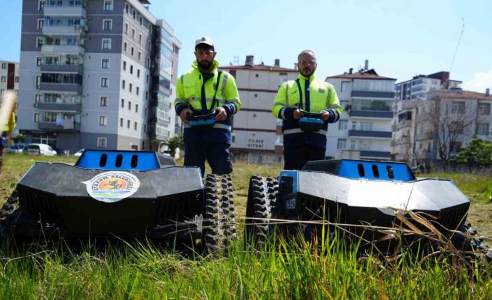Çimleri artık robotlar biçiyor: 6 kişilik işi 2 robot yapıyor