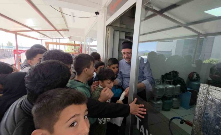 Çocuklara moral vermek isteyen esnaf, depremzede öğrencilere ücretsiz döner dağıttı