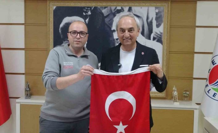 Çöpte bulduğu bayrağı alıp temizleyen ve kamyonuna asan Kepez Belediyesi çalışanına başkandan plaket