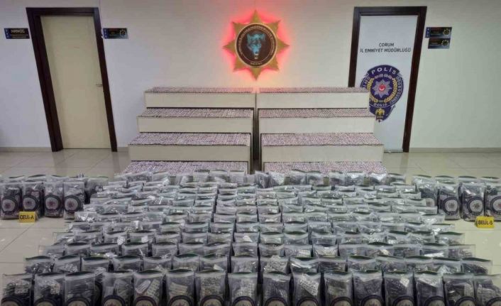 Çorum polisinden uyuşturucu sevkiyatına darbe: Binlerce hap ele geçirildi