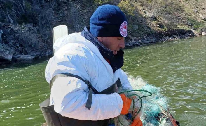 Çorum’da baraj gölünde yasa dışı av araçları ele geçirildi