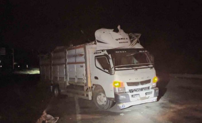 Çorum’da hafif ticari araç kamyona çarptı: 3 yaralı