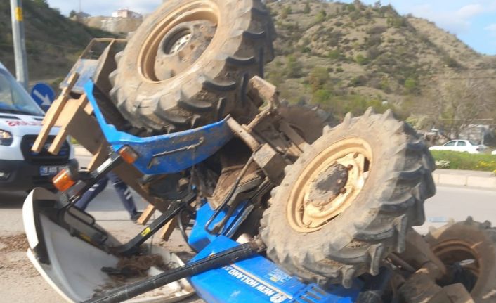 Çorum’da traktör ile ambulans çarpıştı: 1 yaralı