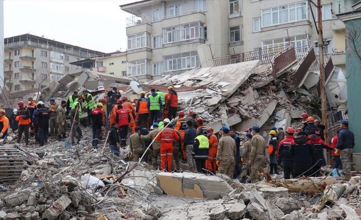 Depremde 3 kişinin öldüğü Nusret Bey Apartmanı davasında iki kamu görevlisine hapis cezası