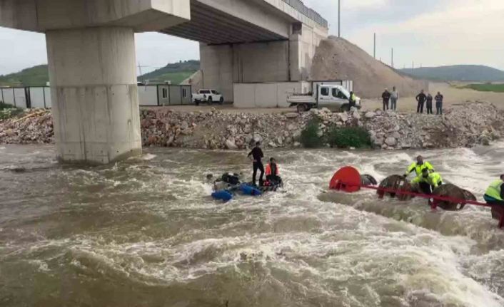 Dereyi traktörle geçmek isterken faciadan dönüldü: 10 işçi vinçle kurtarıldı