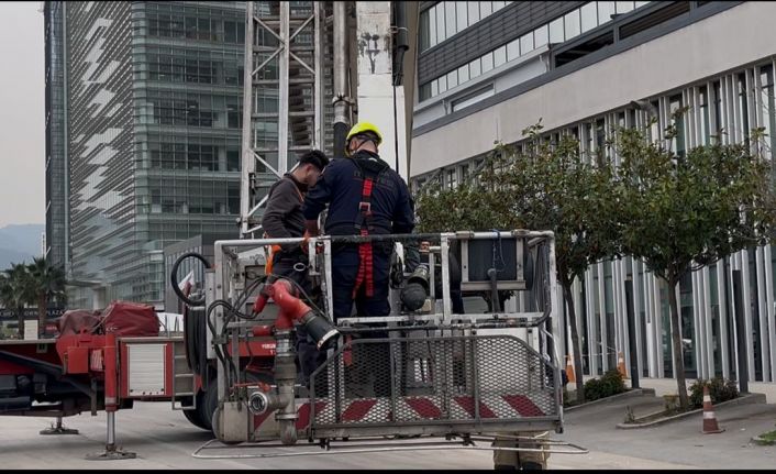 Dış cephede cam silerken asansör sistemi arıza yapınca mahsur kaldılar: İtfaiyenin müdahalesiyle kurtarıldılar