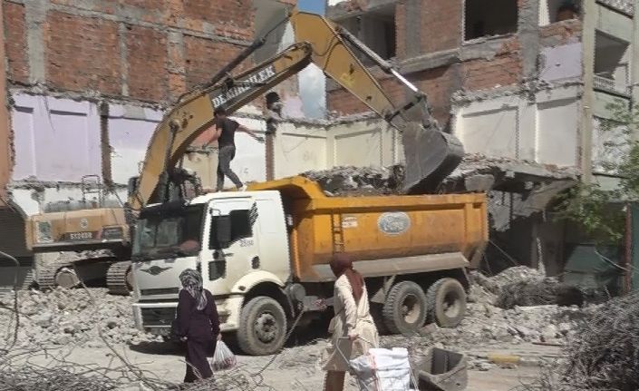 Diyarbakır’da ağır hasarlı bina yıkılırken yandaki sağlam bina da hasar aldı