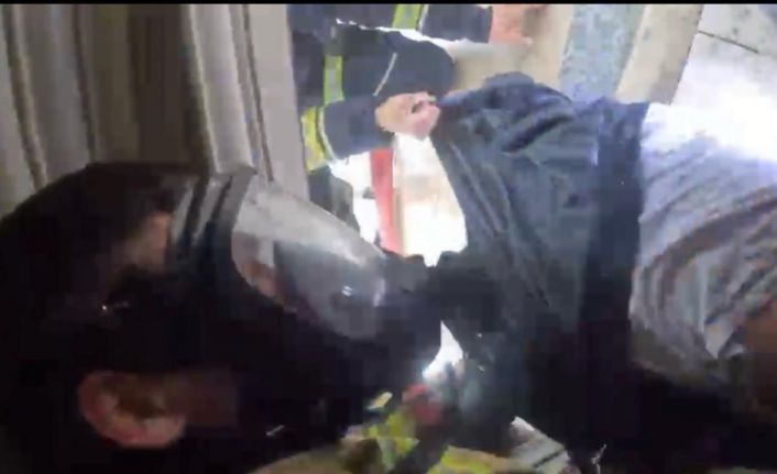 Diyarbakır’da filmleri aratmayan kurtarma operasyonu: Yangının ortasında kalan vatandaş kurtarıldı