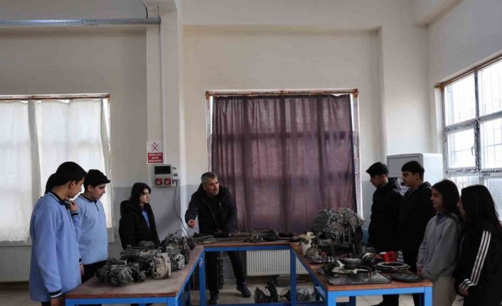 Diyarbakır’da kız ve erkek öğrenciler aldıkları eğitimlerle otomotiv sektörüne giriyor