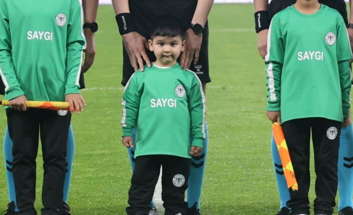 DMD kas hastası minik Mehmet için Konyaspor-Fenerbahçe maçının seremonisinde farkındalık oluşturuldu