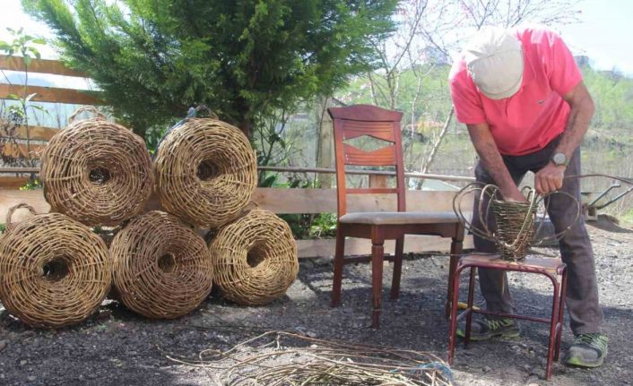 Doğadan topluyor, türkülerle örüyor: 45 yıllık usta dikenli sarmaşıktan balık sepeti örüyor