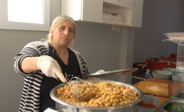 Döneri ile meşhur Hatay’da nohut dürümcü kadın vatandaşların damak lezzetini değiştirdi