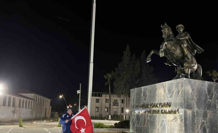 Dünya Kupası sevincini kent meydanında tek başına göz yaşları içerisinde yaşadı