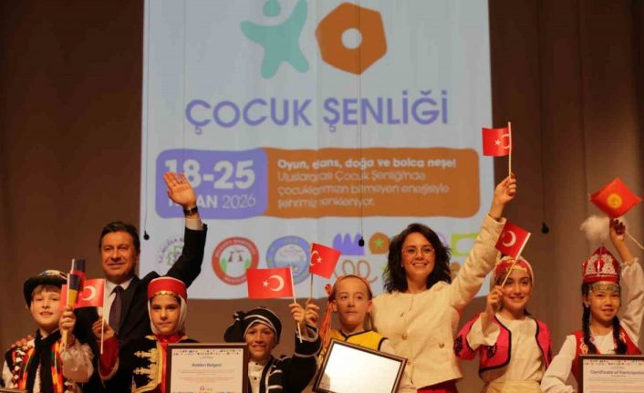 Dünyanın dört bir yanından gelen çocuklar Menteşe sahnesinde dans etti