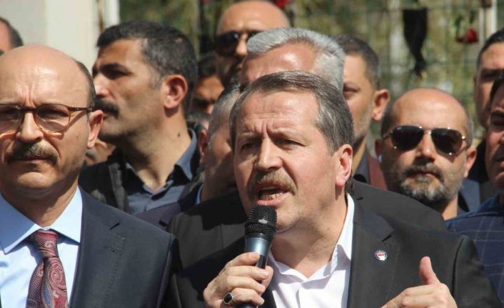 Eğitim-Bir-Sen Genel Başkanı Ali Yalçın’dan saldırının yaşandığı okulun önünde açıklama