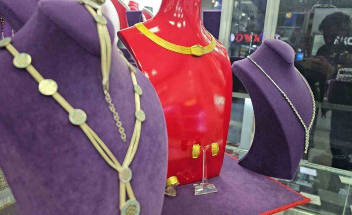 Elazığ’da ilk: Evlenecek çiftler için Trabzon hasırı altın kaplama gümüş setler görücüye çıktı