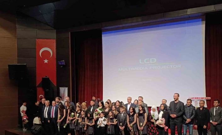 Elazığ’da öğretmen, veli ve öğrencilerden oluşan koro büyük beğeni topladı